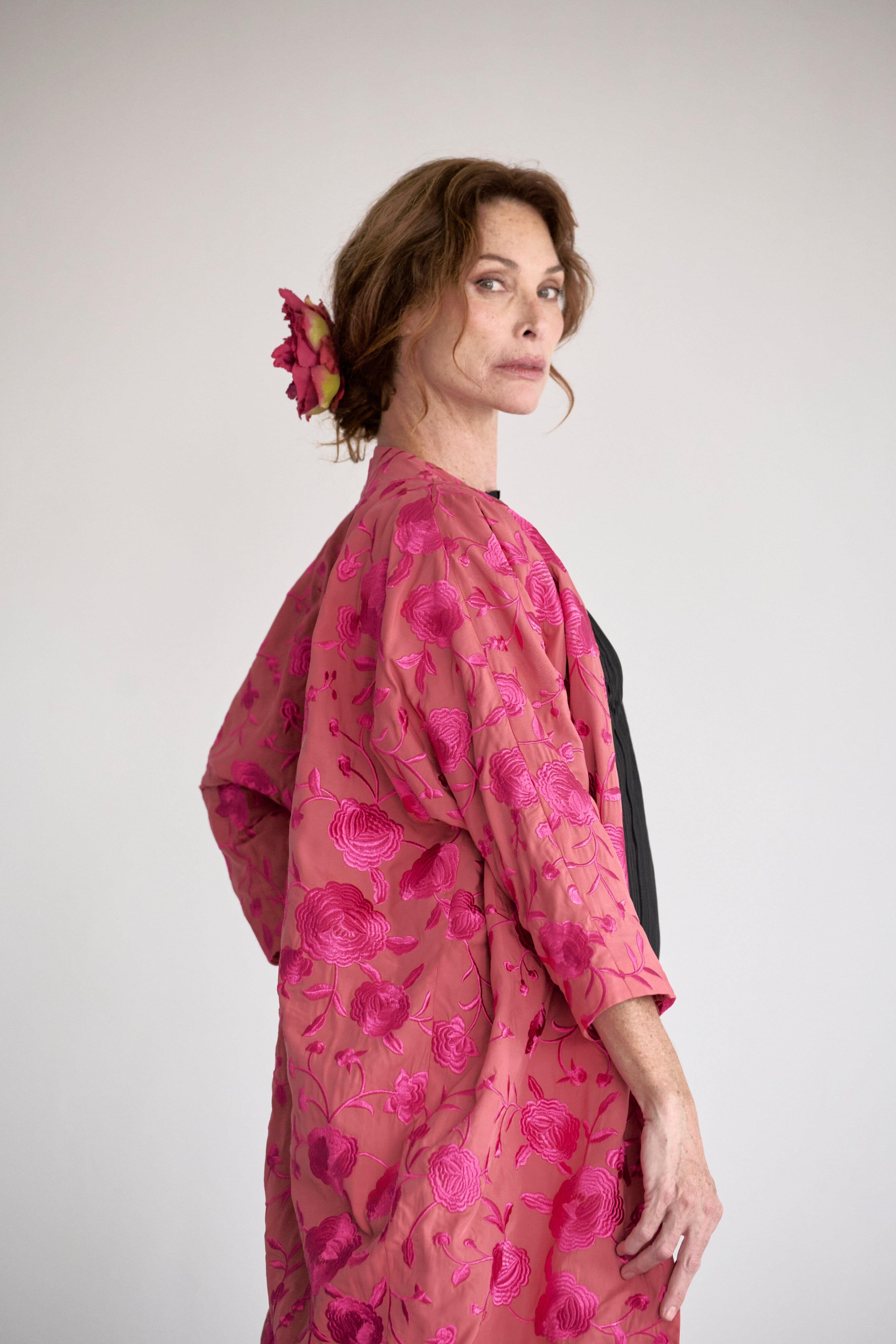 JOAN KIMONO FLORES BORDADAS MAQUILLAJE Y FUCSIA
