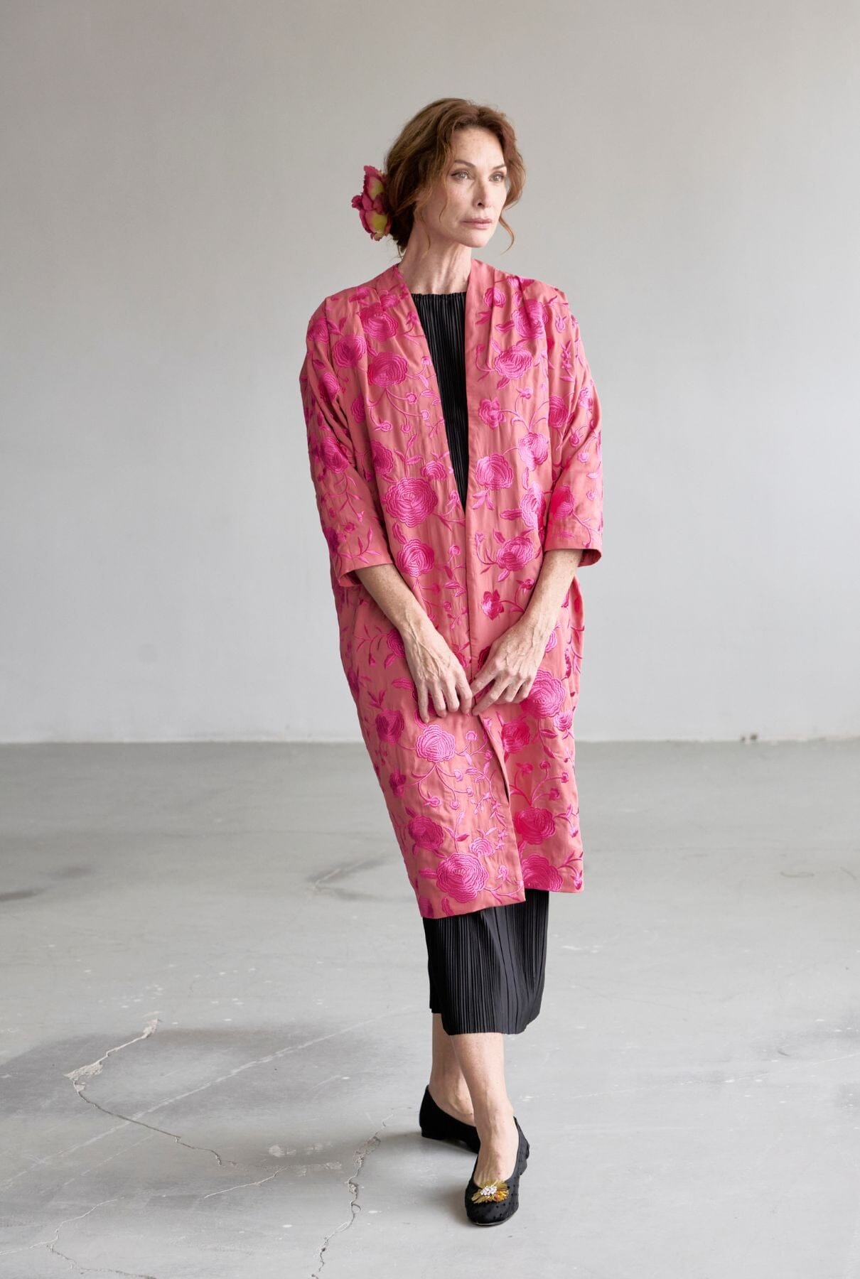 JOAN KIMONO FLORES BORDADAS MAQUILLAJE Y FUCSIA